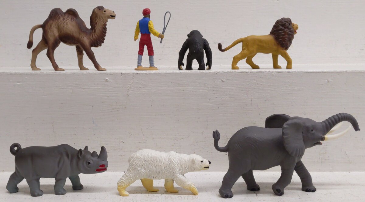 LGB 5027 G Scale Animal Figures And Trainer (Set of 7) EX/Box