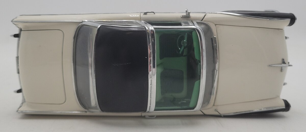 Danbury Mint 1:24 1955 Ford Fairlane Crown Victoria Coupe - Cream & Black EX/Box