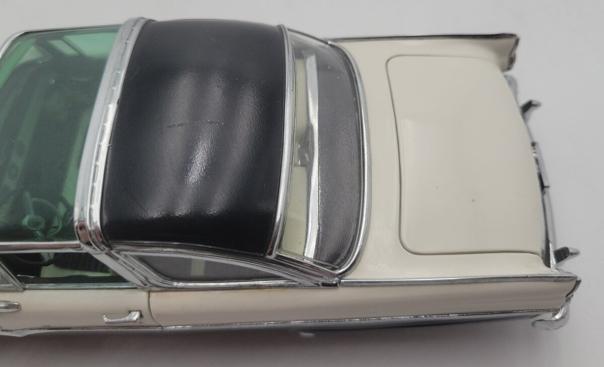 Danbury Mint 1:24 1955 Ford Fairlane Crown Victoria Coupe - Cream & Black EX/Box
