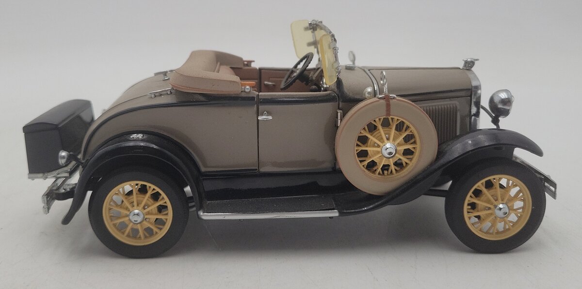 Danbury Mint 1931 1:24 1931 Ford Model A Roadster EX/Box