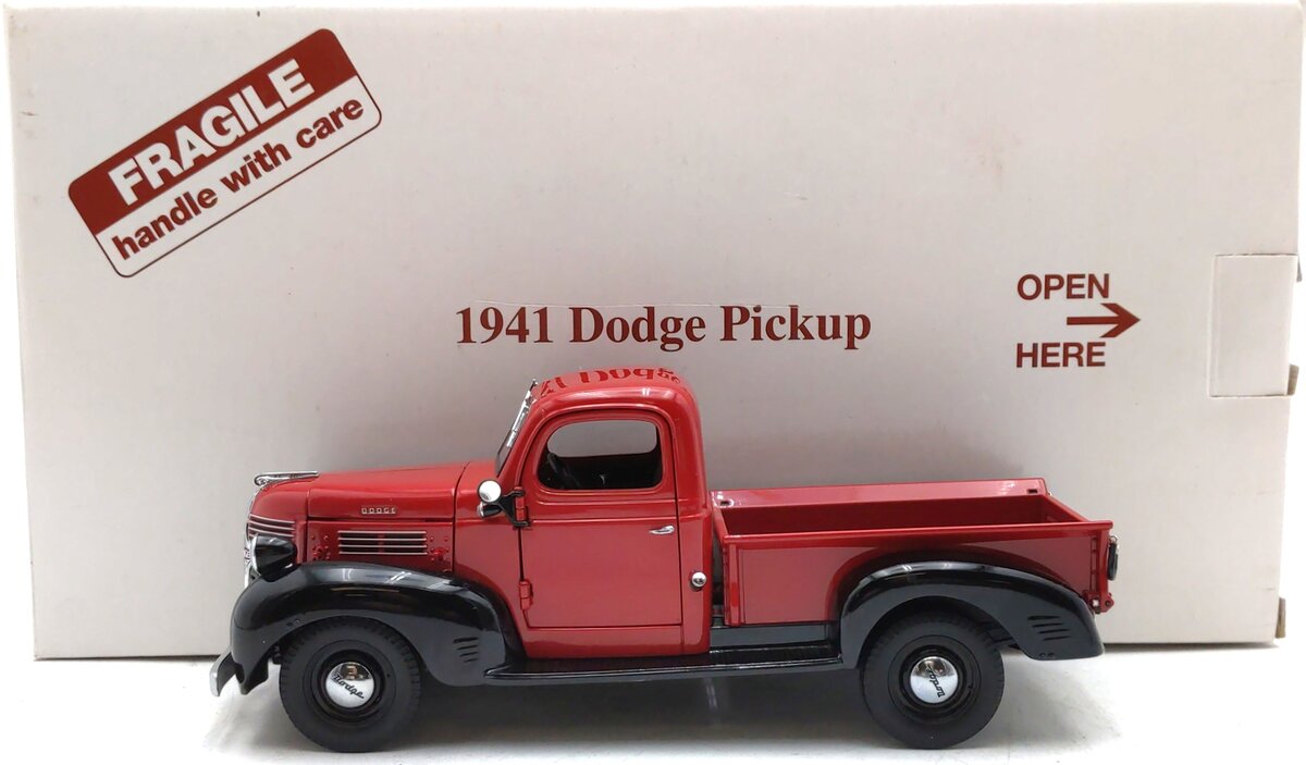 Danbury Mint 1941 1:24 1941 Dodge WC Half-Ton Pick-up Truck in Red & Black EX/Box