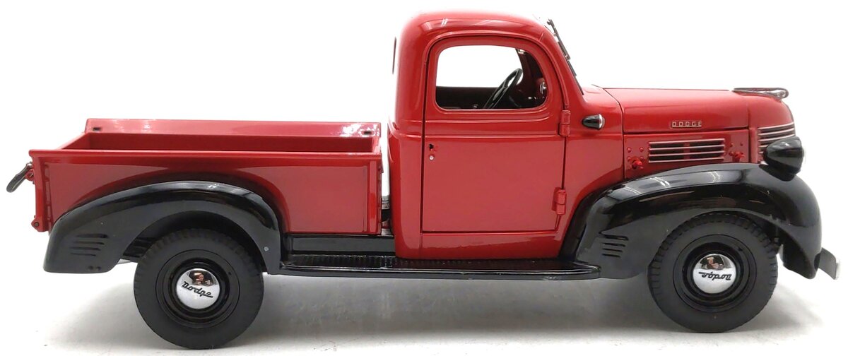 Danbury Mint 1941 1:24 1941 Dodge WC Half-Ton Pick-up Truck in Red & Black EX/Box
