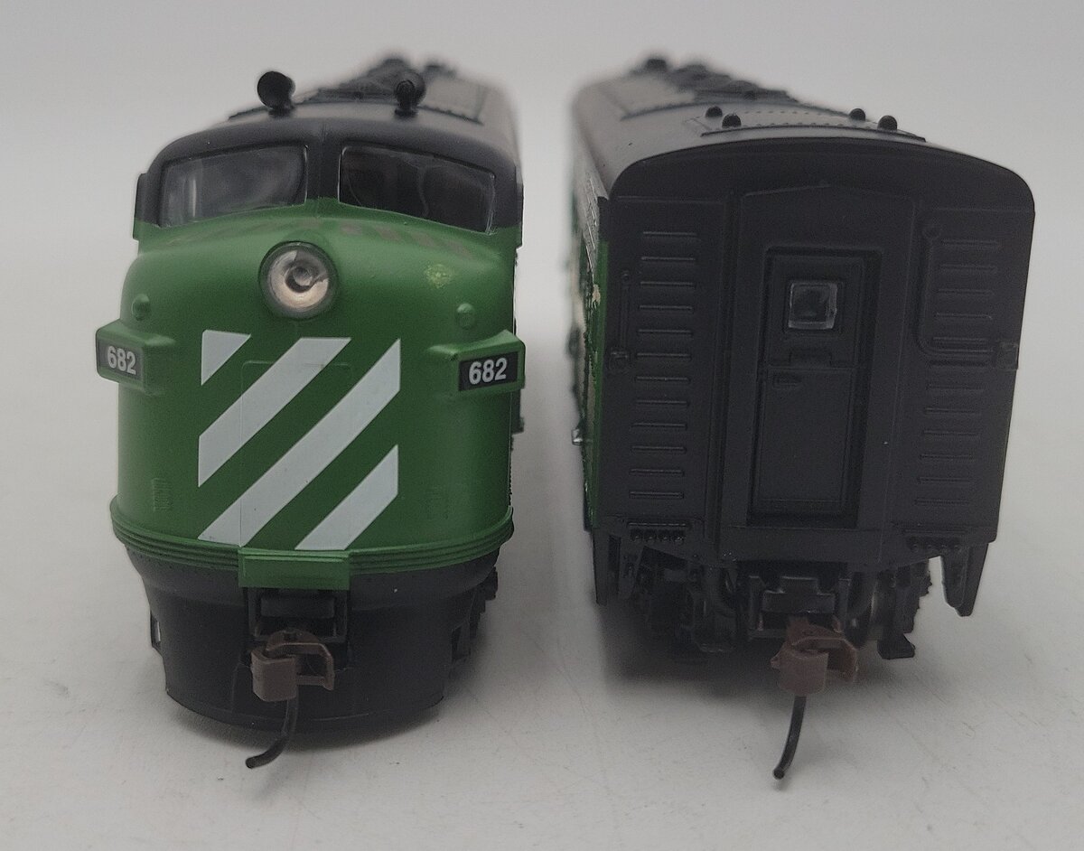 Athearn 8032 HO Scale Burlington Northern Diesel Locomotive & Tender #682, #673 EX/Box