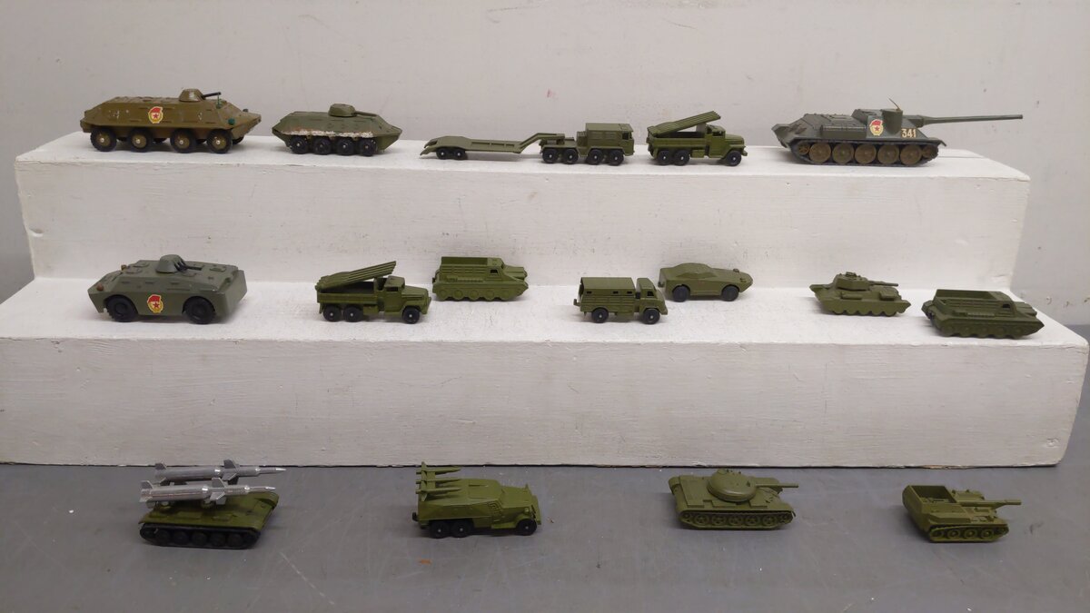 Assorted 1:43 Scale Die-Cast Military Tanks & Vehicles [16] EX