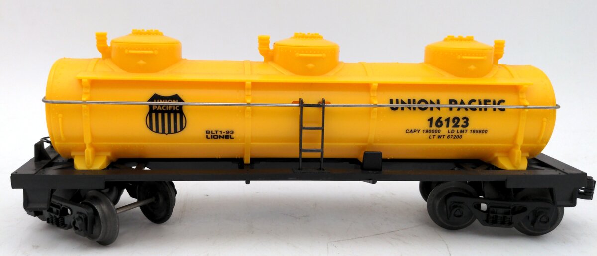 Lionel 6-16123 O Gauge Union Pacific Triple Dome Tank Car EX/Box