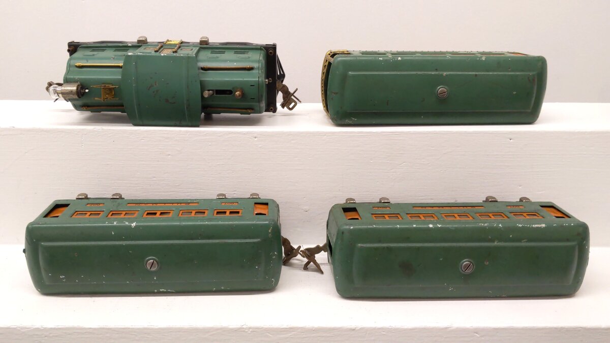 Lionel 252 O Tinplate Prewar Electric Locomotive & Passenger Cars: 607, 608 [4] VG