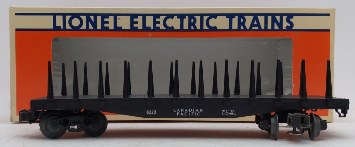 Lionel 6-6233 O Gauge Canadian Pacific Flatcar with Stakes EX/Box