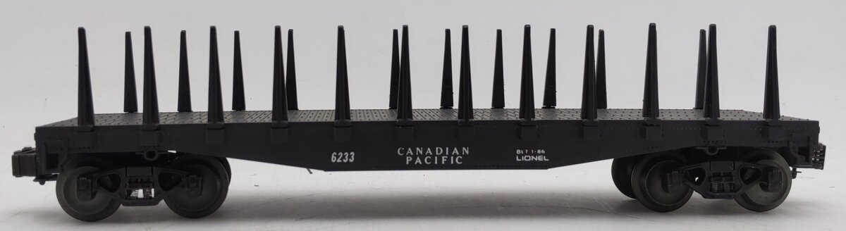 Lionel 6-6233 O Gauge Canadian Pacific Flatcar with Stakes EX/Box