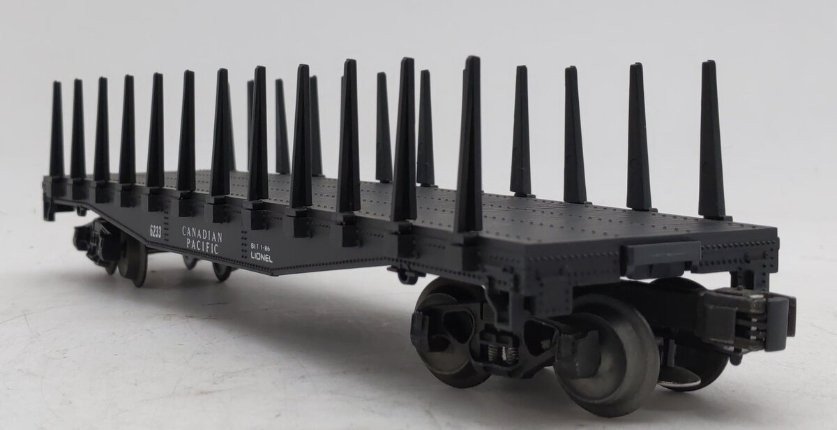 Lionel 6-6233 O Gauge Canadian Pacific Flatcar with Stakes EX/Box