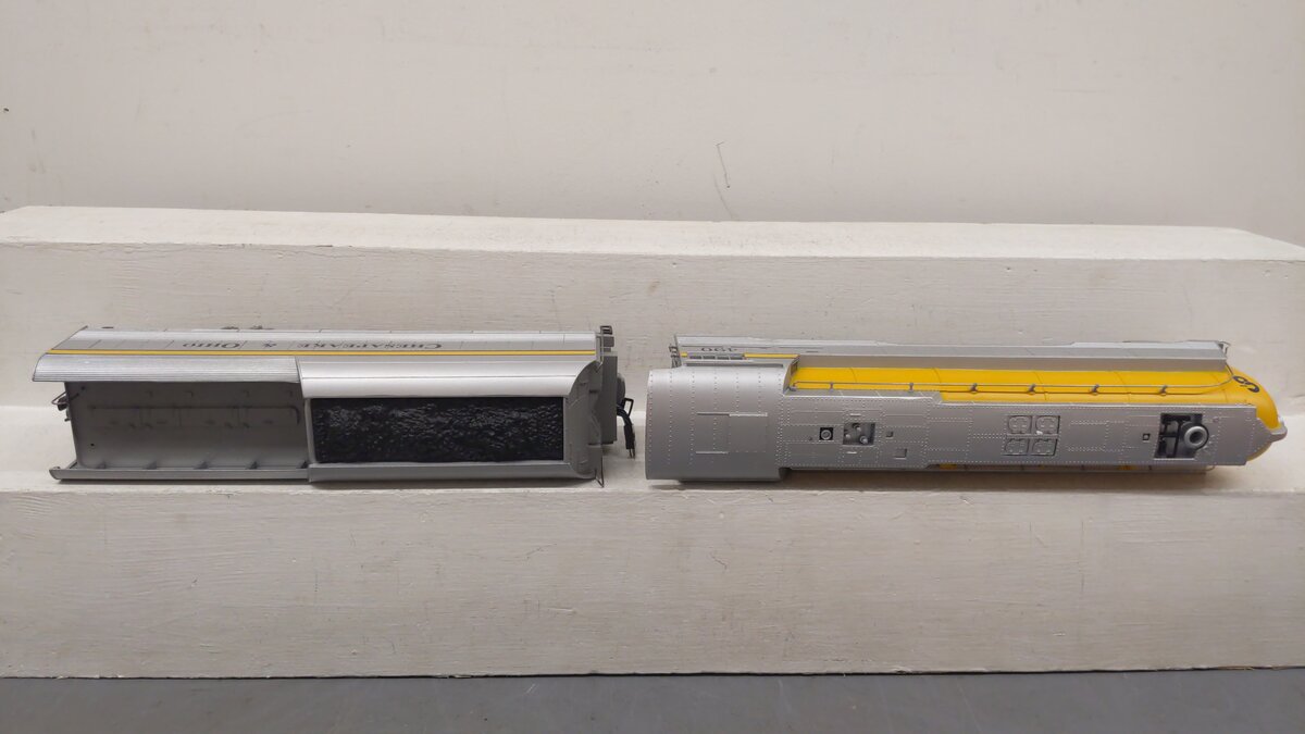 Lionel 6-18043 O Chesapeake & Ohio Streamlined Hudson & Tender #490 with RSII VG/Box