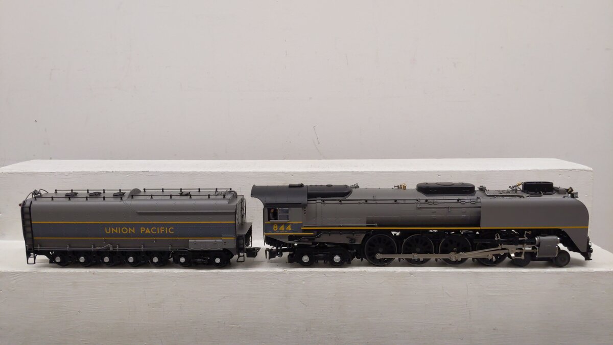 Lionel 6-11116 O UP 4-8-4 FEF3 Northern Greyhound Steam Locomotive & Tender #844 EX/Box