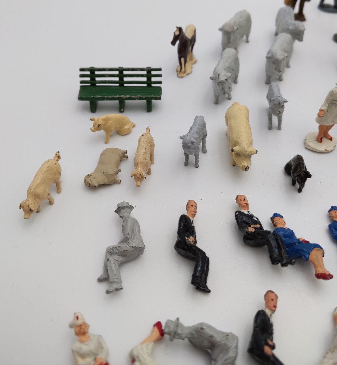 HO Scale Assorted Figures, Lamp Posts, & Benches [100+] EX