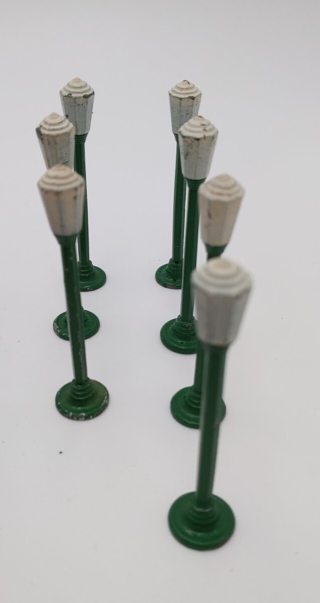 HO Scale Assorted Figures, Lamp Posts, & Benches [100+] EX