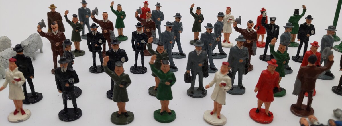 HO Scale Assorted Figures, Lamp Posts, & Benches [100+] EX