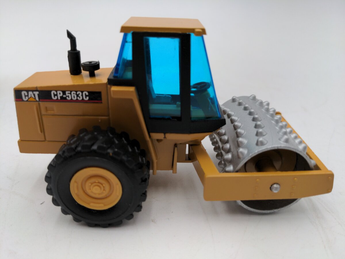 NZG 4013 1:50 Scale Diecast Cat CP-563C Vibratory Soil Compactor w/ Enclosed Cab EX/Box