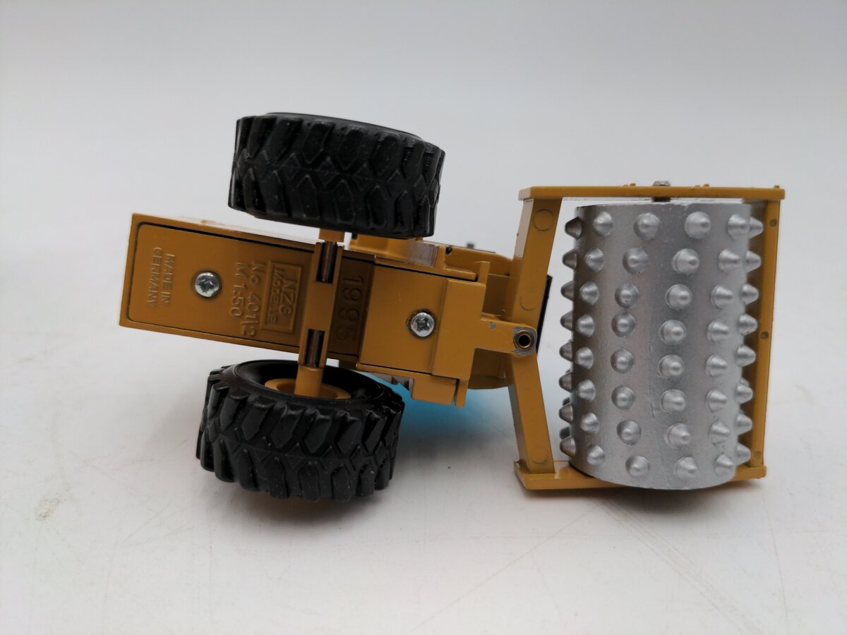 NZG 4013 1:50 Scale Diecast Cat CP-563C Vibratory Soil Compactor w/ Enclosed Cab EX/Box
