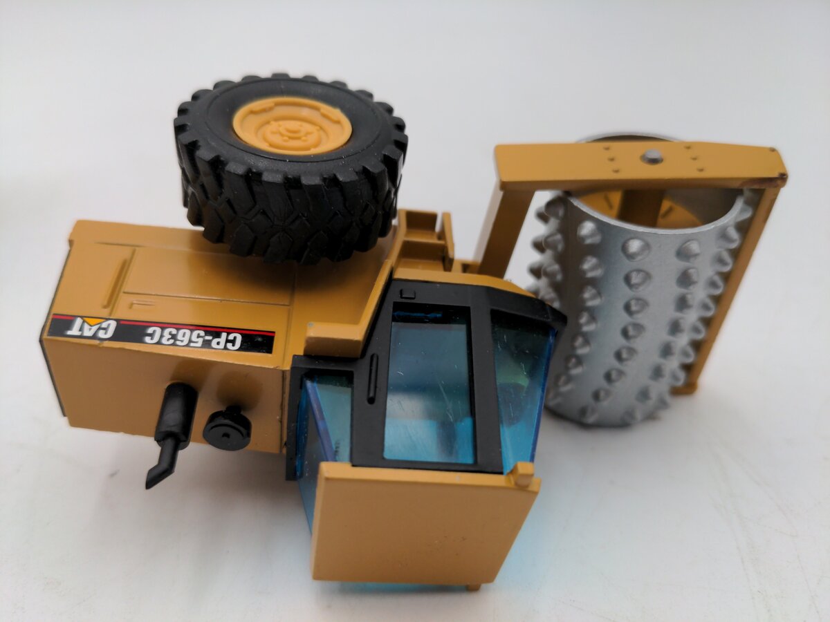 NZG 4013 1:50 Scale Diecast Cat CP-563C Vibratory Soil Compactor w/ Enclosed Cab EX/Box
