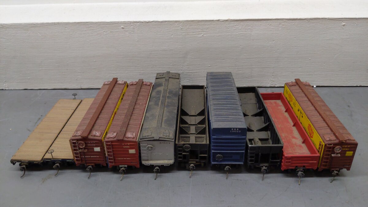 Varney & Mantua HO Scale Assorted Freight Cars: 110322, 435340, 70127, 7536 [10]