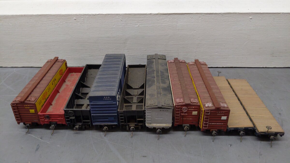 Varney & Mantua HO Scale Assorted Freight Cars: 110322, 435340, 70127, 7536 [10]
