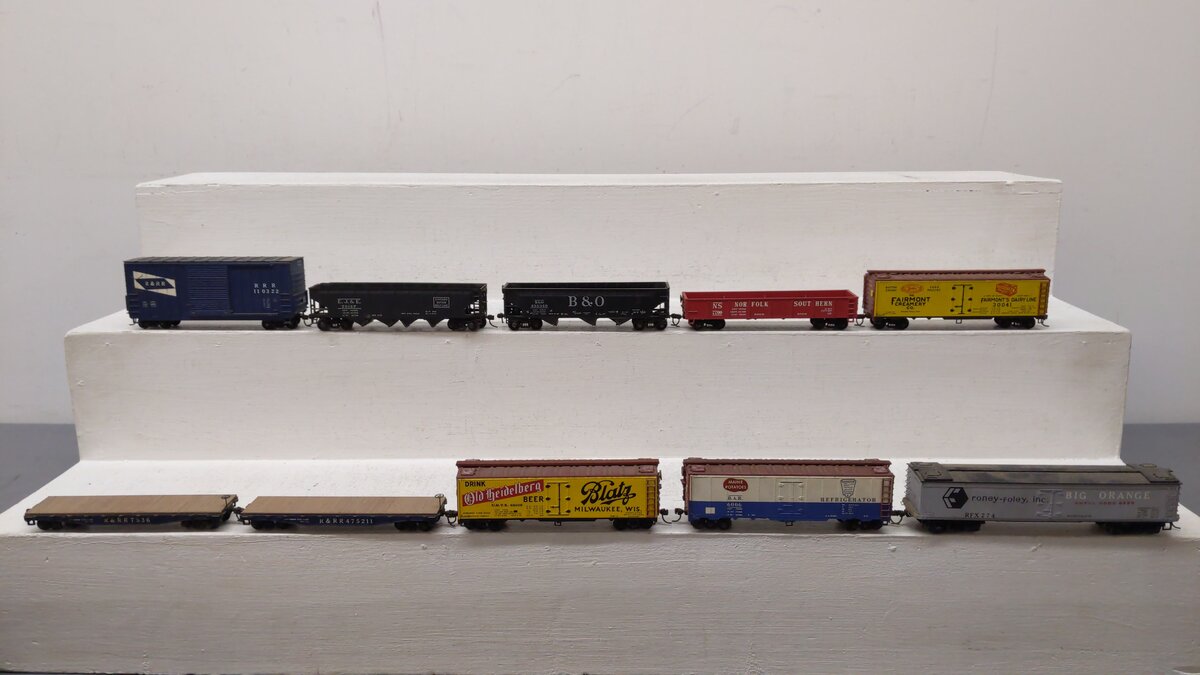 Varney & Mantua HO Scale Assorted Freight Cars: 110322, 435340, 70127, 7536 [10]