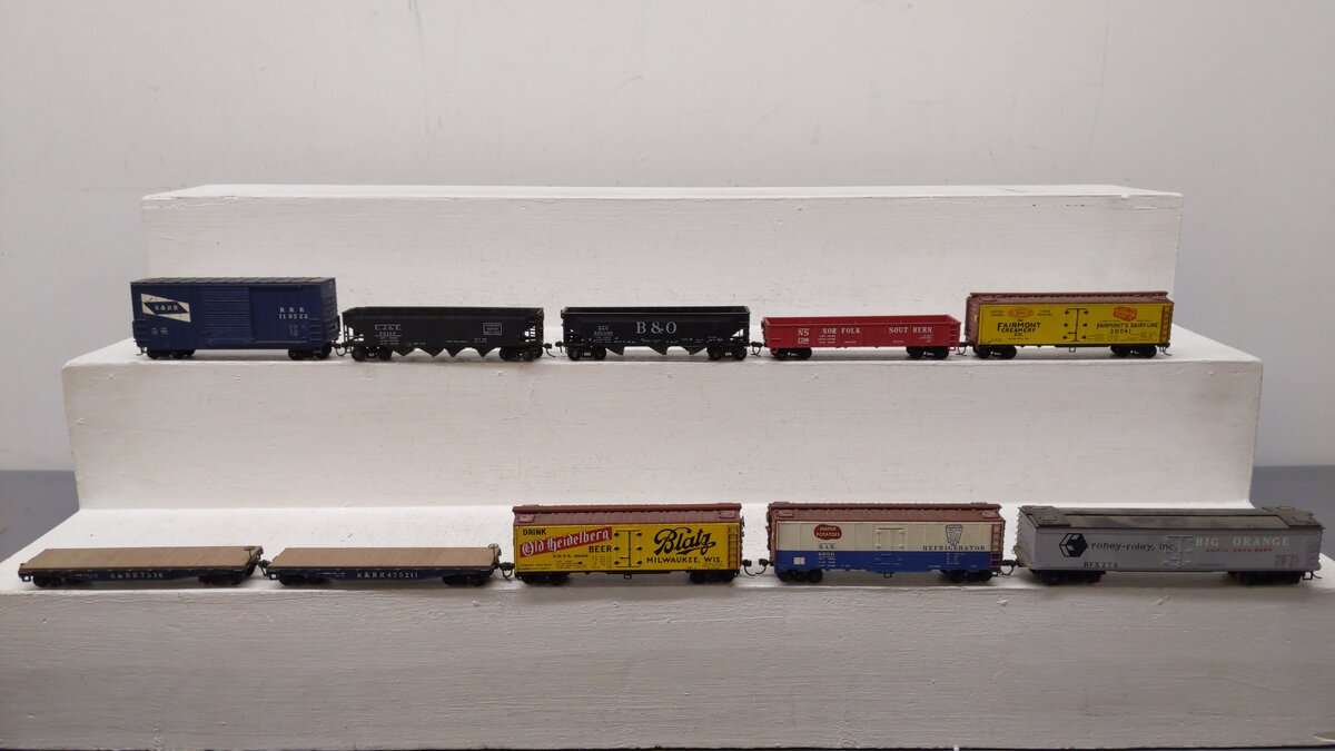 Varney & Mantua HO Scale Assorted Freight Cars: 110322, 435340, 70127, 7536 [10]