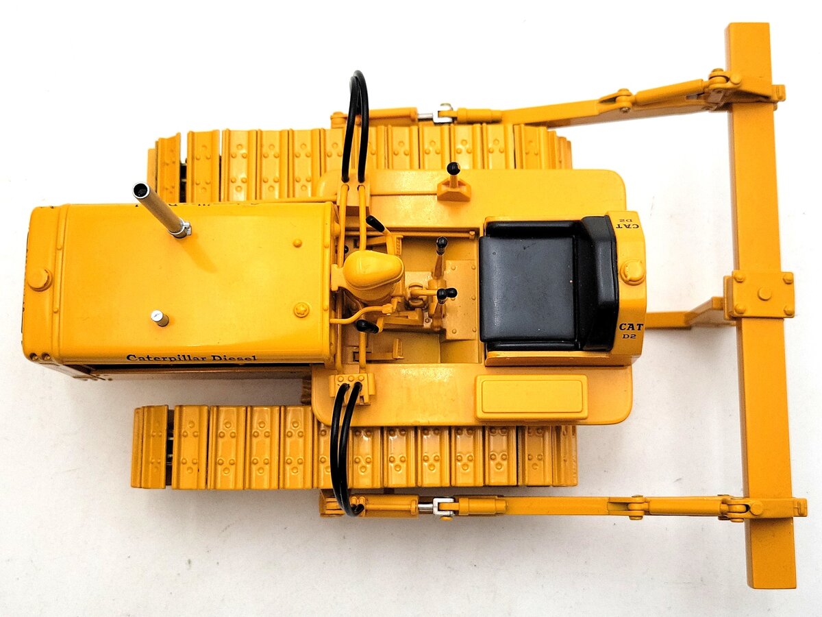SpecCast CUST-782 1:16 Die-cast CAT D2 Track-Type Tractor w/ Tool Bar Blade EX/Box