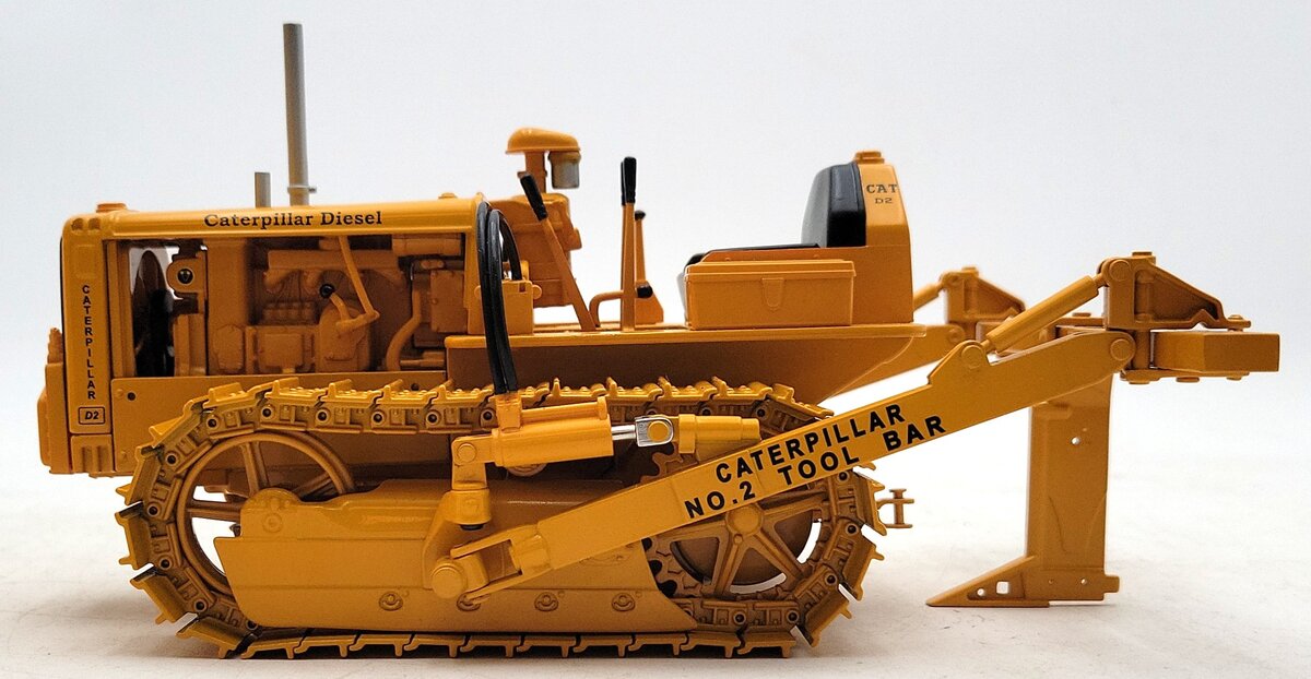 SpecCast CUST-782 1:16 Die-cast CAT D2 Track-Type Tractor w/ Tool Bar Blade EX/Box