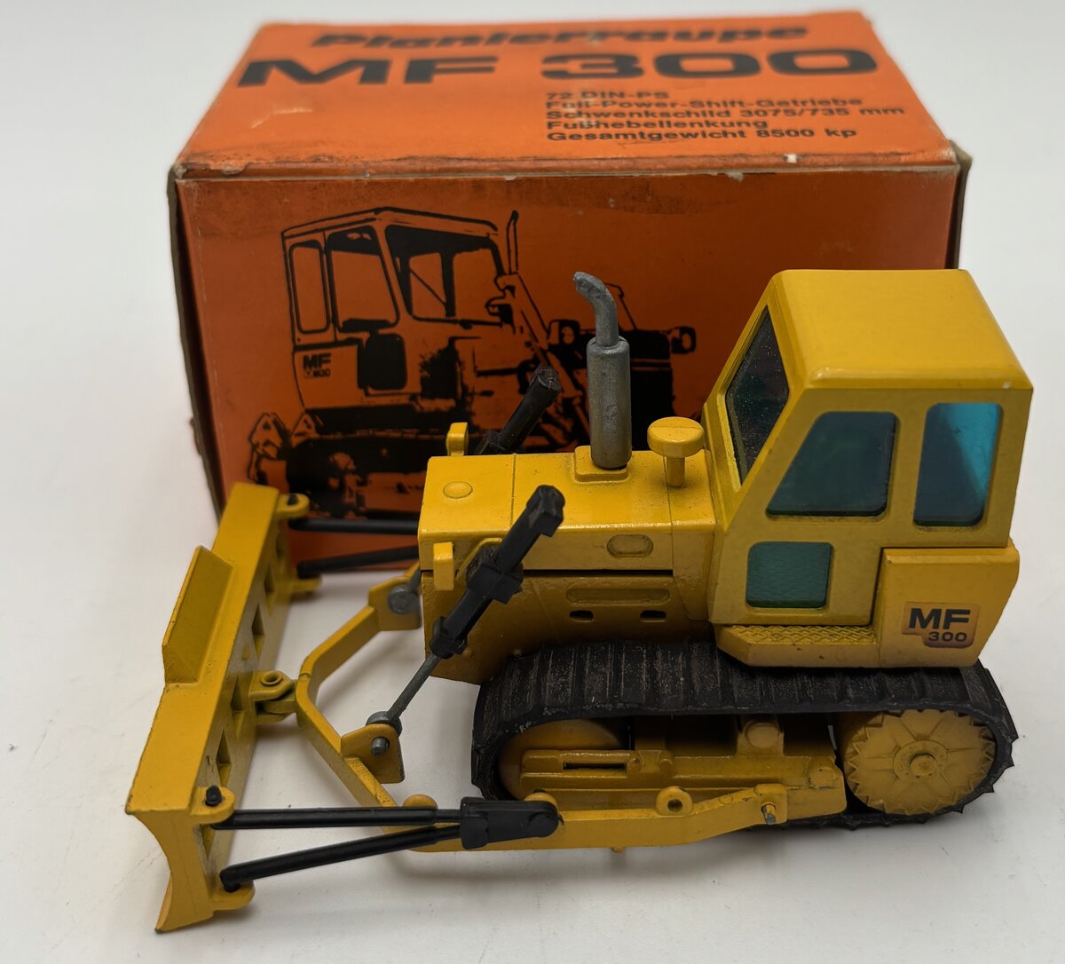 NZG 1:50 Massey Ferguson MF 300 P Crawler Loader EX/Box