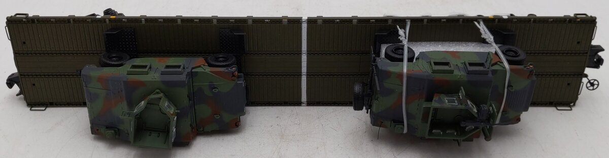 MTH 20-95461 O Gauge Department of Defense Flatcar w/ Vehicle Load VG/Box