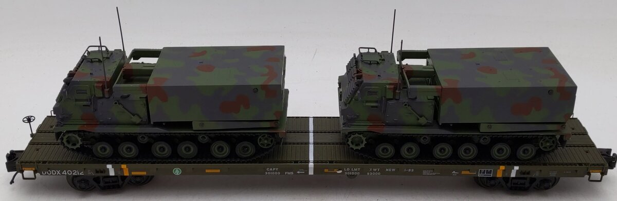MTH 20-95468 O 60' Flatcar with 2 M270 Rocket Launcher Vehicles EX/Box