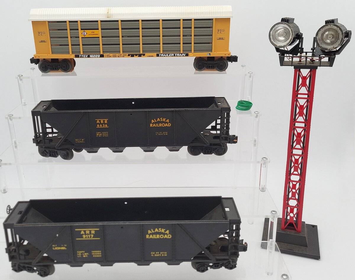 Lionel O Gauge Assorted Freight Cars and Flood Light: 6636, 9117, 16229 [4] EX