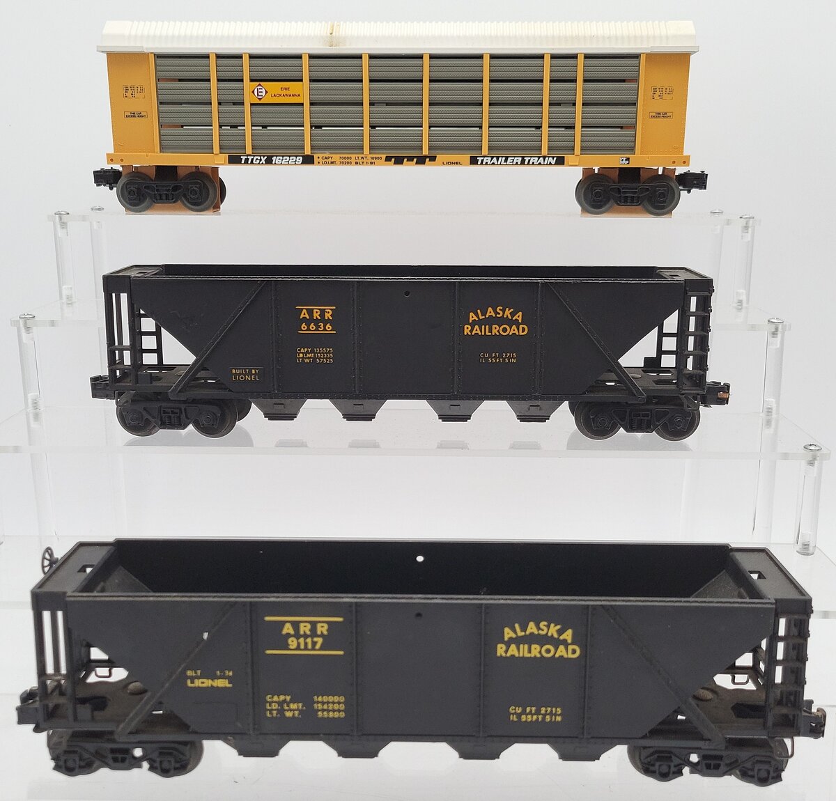 Lionel O Gauge Assorted Freight Cars and Flood Light: 6636, 9117, 16229 [4] EX
