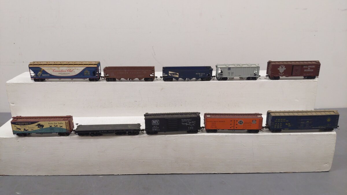 Varney, AHM, & Other HO Scale Assorted Freight Cars: 600014, 8086, 1001 [10]