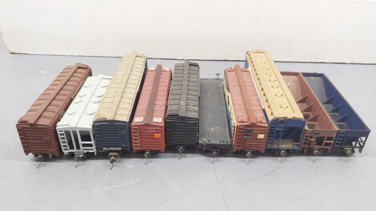 Varney, AHM, & Other HO Scale Assorted Freight Cars: 600014, 8086, 1001 [10]