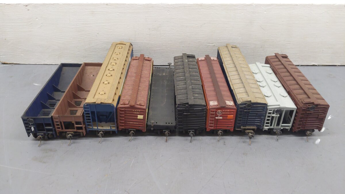 Varney, AHM, & Other HO Scale Assorted Freight Cars: 600014, 8086, 1001 [10]
