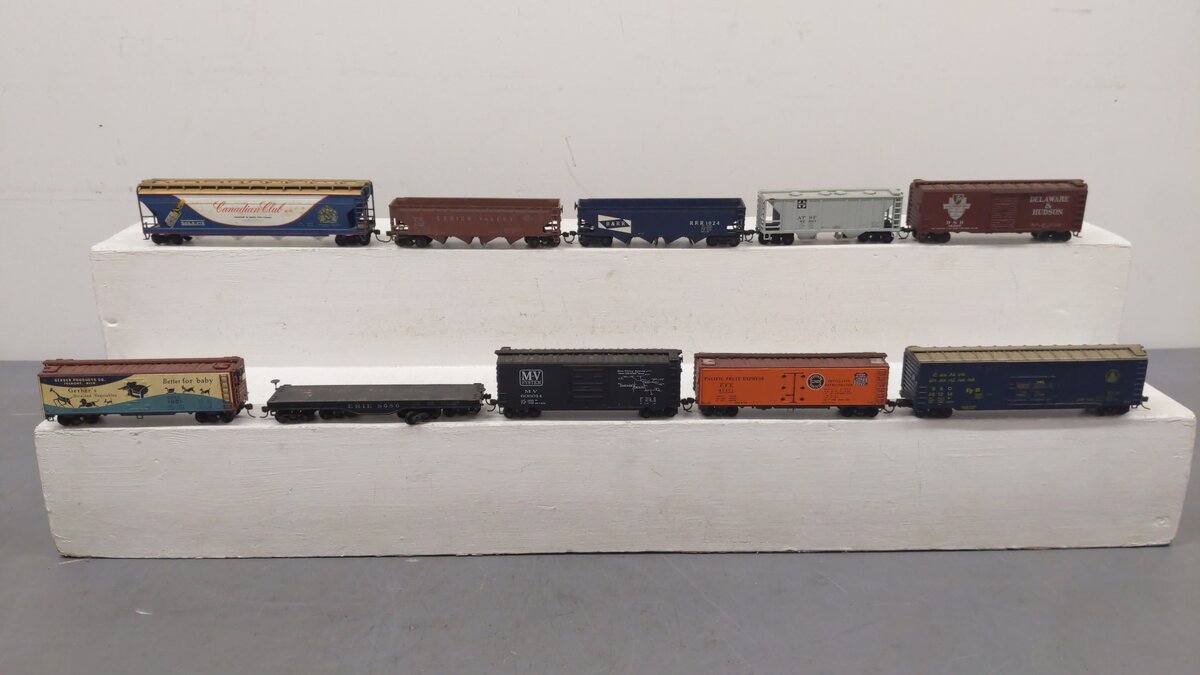 Varney, AHM, & Other HO Scale Assorted Freight Cars: 600014, 8086, 1001 [10]