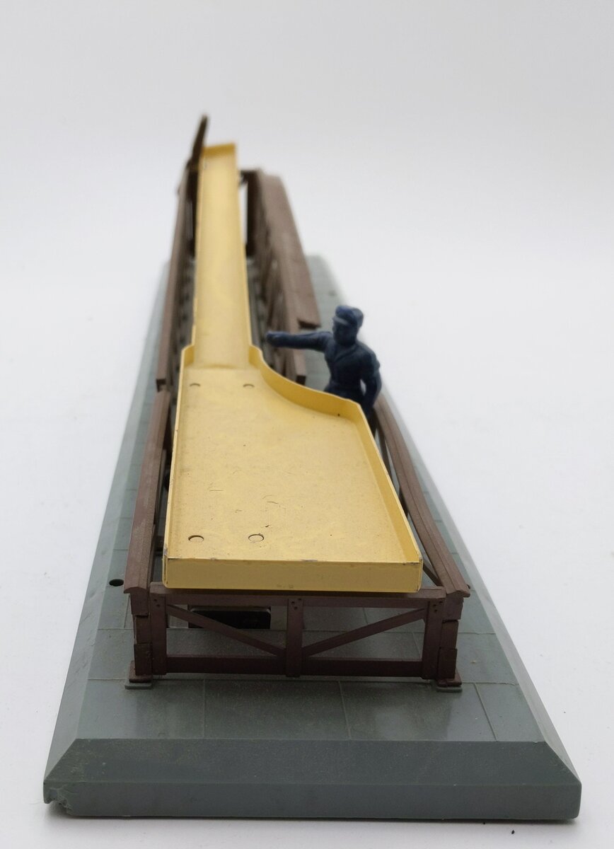 Lionel 362 Vintage O Operating Barrel Loader Ramp EX/Box