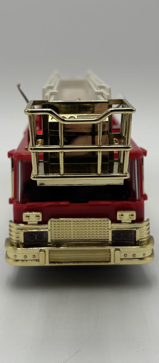 Texaco 00352 1:35 1997 Texaco Aerial Tower Fire Truck Gold Serial Numbered LN/Box