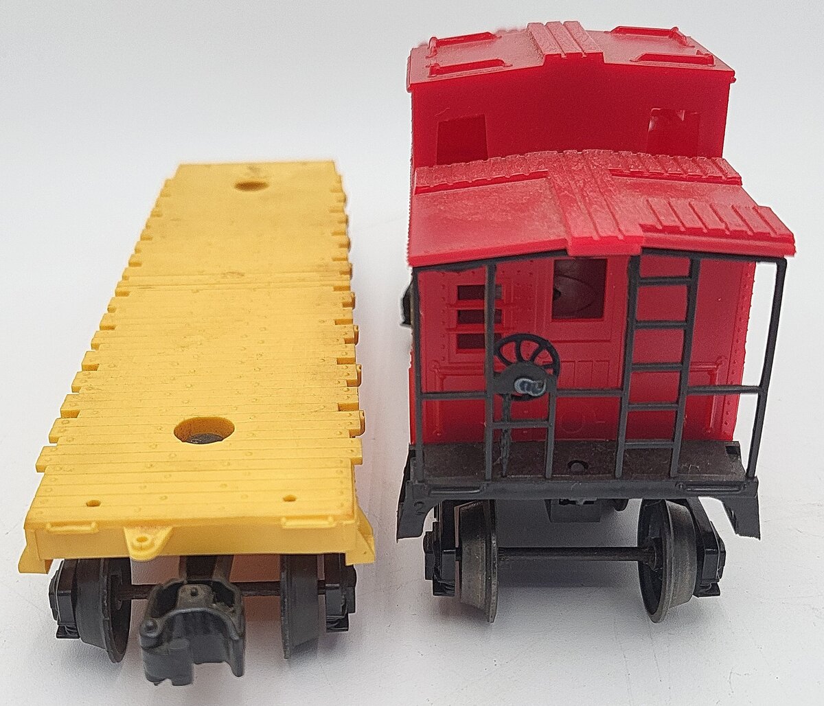 Lionel O Gauge Assorted Freight Cars: 121800, 9061 [2] VG