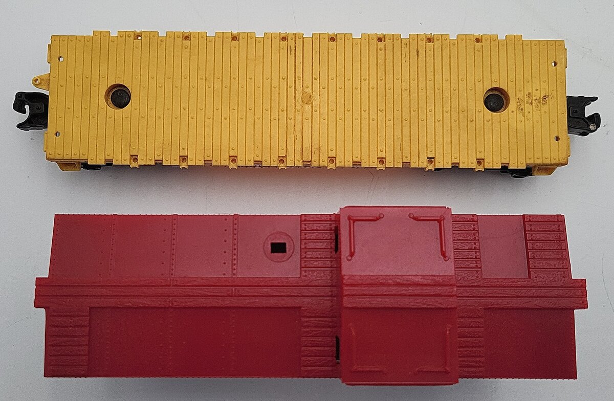 Lionel O Gauge Assorted Freight Cars: 121800, 9061 [2] VG