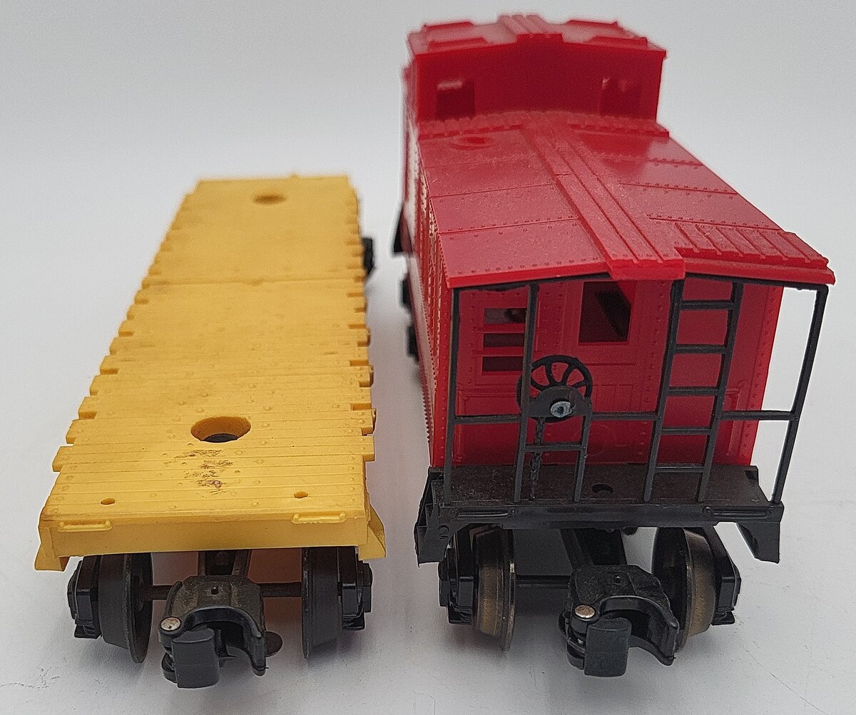 Lionel O Gauge Assorted Freight Cars: 121800, 9061 [2] VG