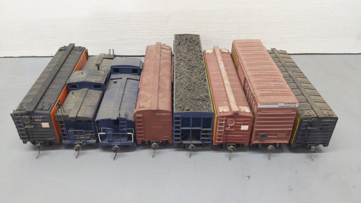 Varney & Others HO Scale Assorted Freight Cars: 36061, 314, 8154, 5551, 103 [8]