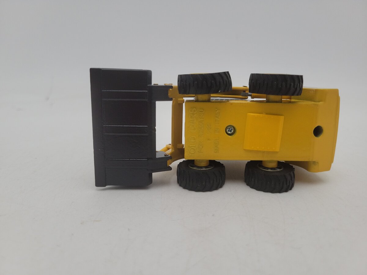 Komatsu SK815 1:32 Scale Yellow Komatsu Skid 815 Steer Loader Diecast Model EX/Box