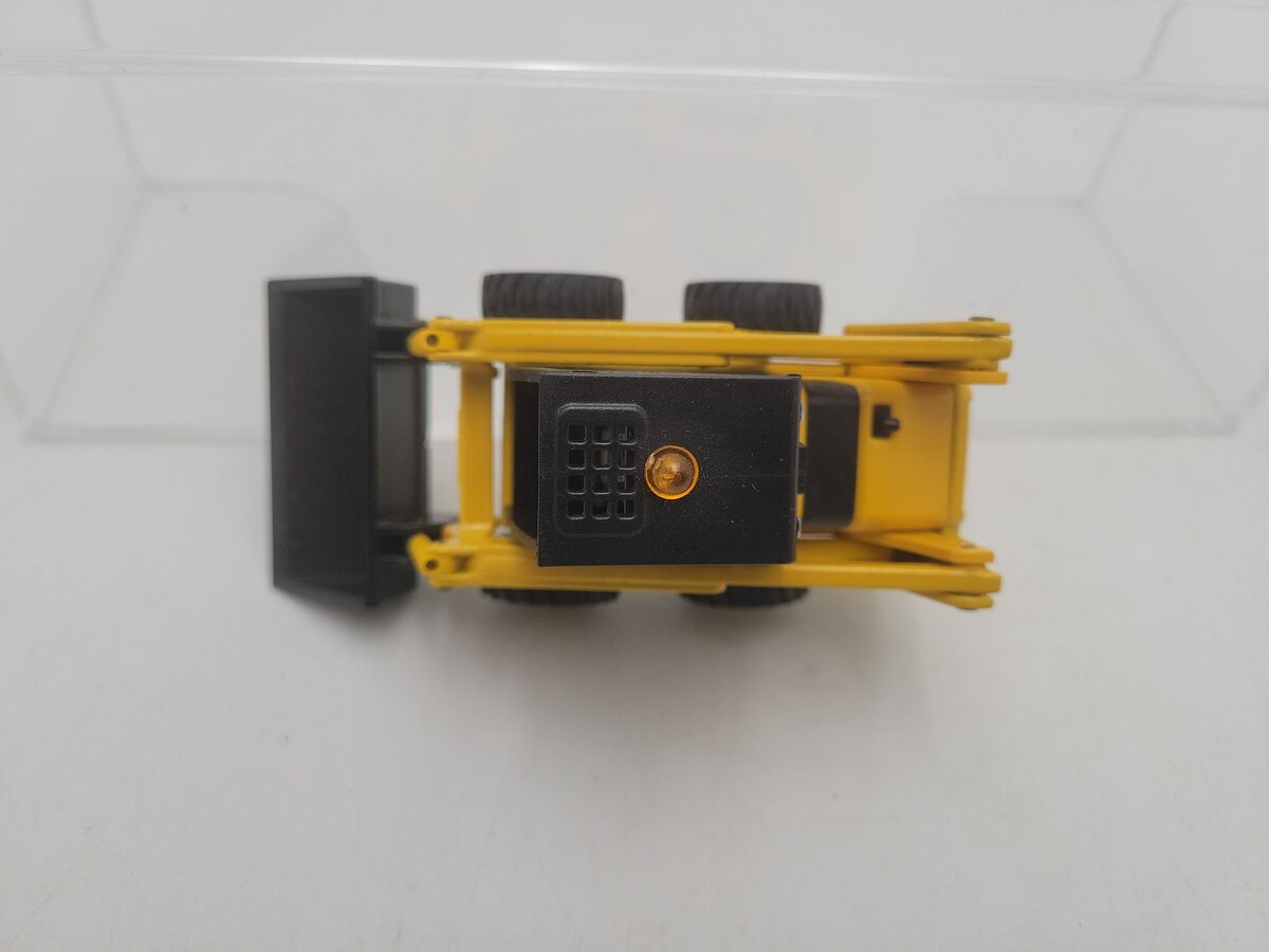 Komatsu SK815 1:32 Scale Yellow Komatsu Skid 815 Steer Loader Diecast Model EX/Box