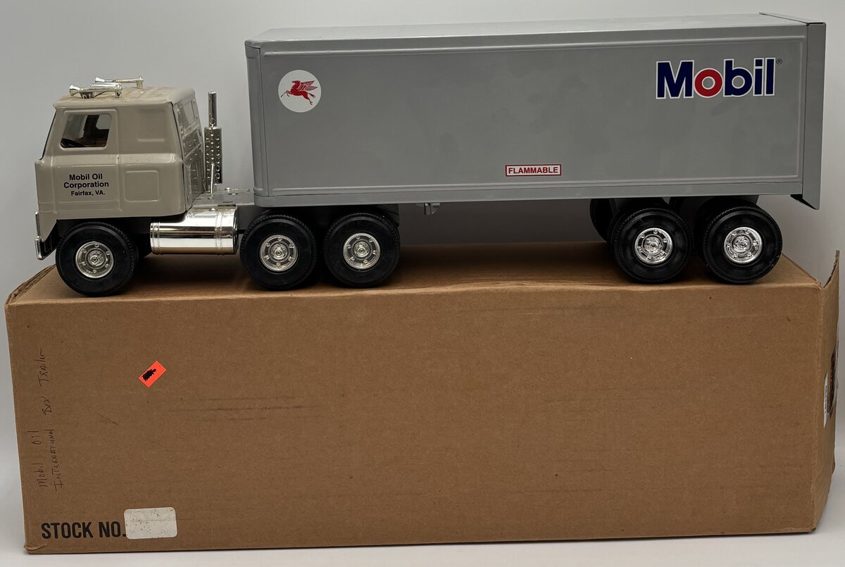 Ertl STK-4400 1:24 Mobil Oil Corp. Semi Tractor & Box Trailer VG/Box