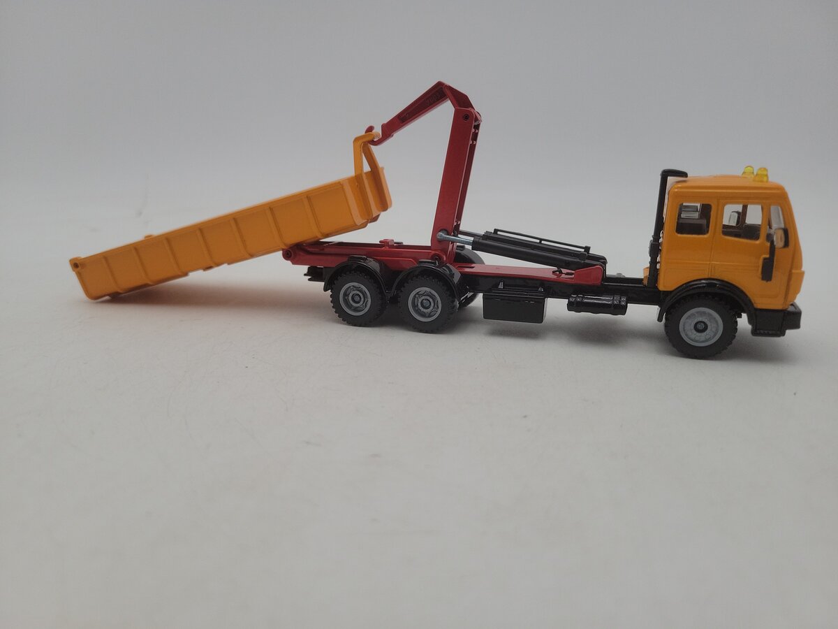 Siku 3125 1:55 Scale Super Serie Yellow Mercedes Roll Off Skip Loader Truck EX/Box