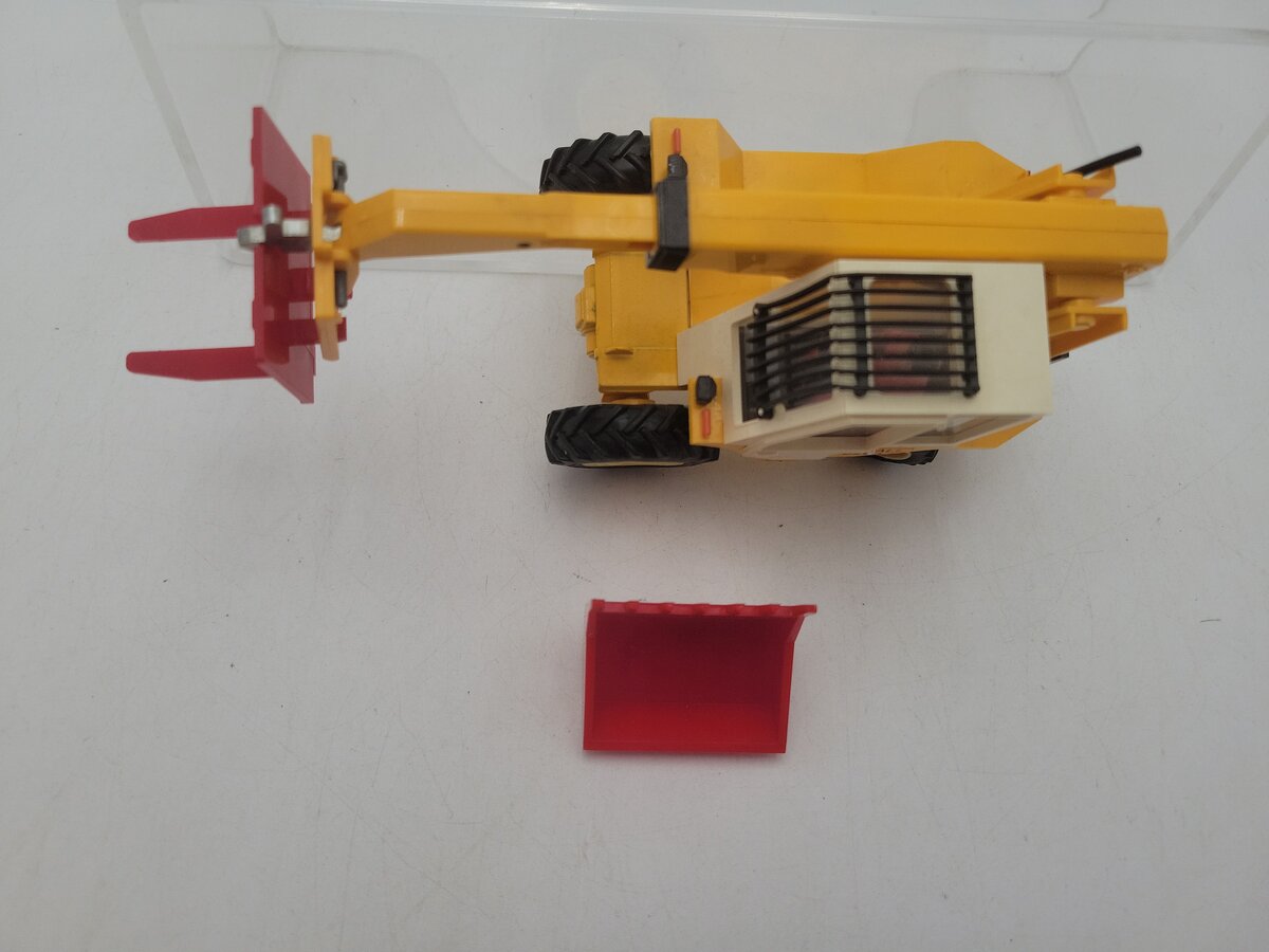 W. Britain 9918 1:32 Scale Yellow Loadall JCB Digger with Driver and Accessories EX/Box