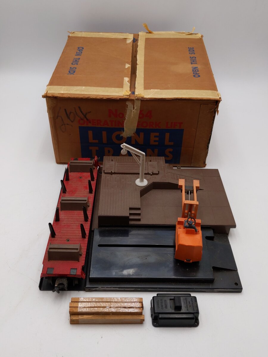 Lionel 264 Vintage O Operating Forklift Platform with 6264 Lumber Car VG/Box