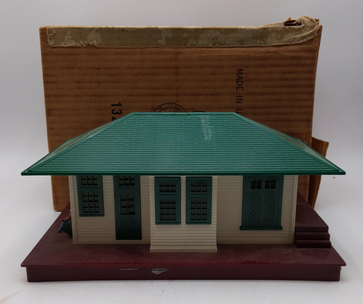 Lionel 133 Vintage O Illuminated Station EX/Box