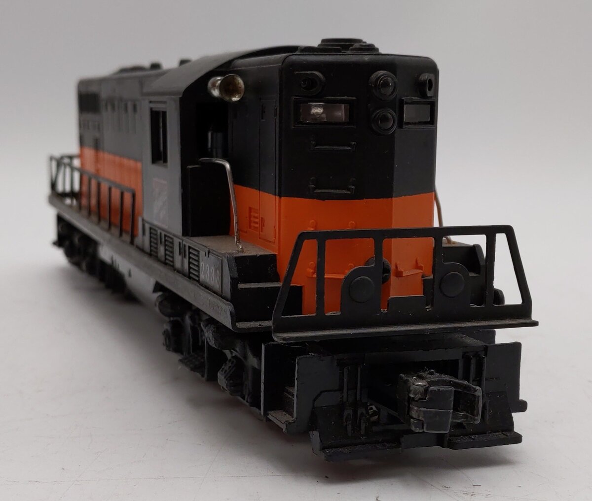 Lionel 2338 Vintage O Gauge Milwaukee Road Powered GP-7 Diesel Locomotive VG/Box